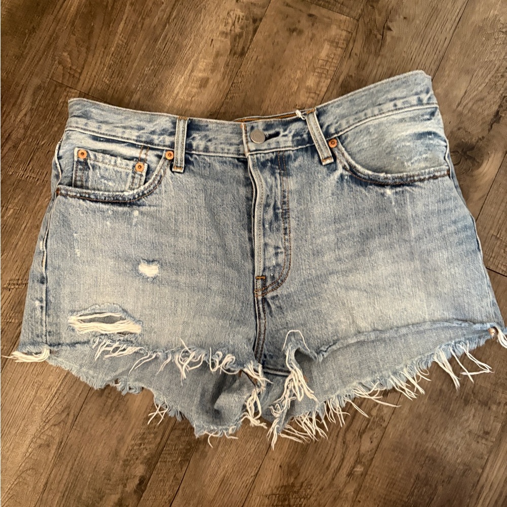 Levi's Women's Light Blue Denim Shorts - Picture 9 of 9